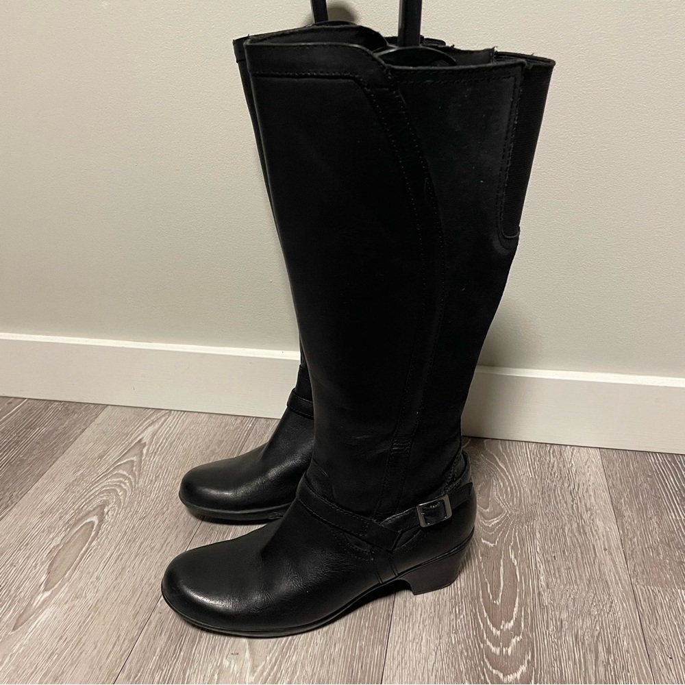 Clark’s Leather Knee High Boots With Buckle Heeled Womens Size 7.5